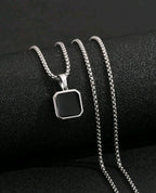 Collar Plateado Dije Negro minimalista