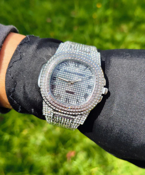 Reloj Plateado Ovalado Contramarcado