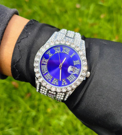 Reloj Plateado con Fondo Azul