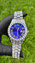 Reloj Plateado con Fondo Azul