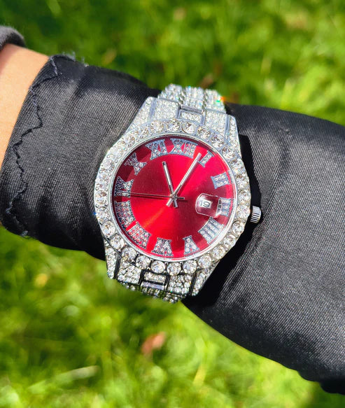 Reloj Plateado con Fondo Rojo