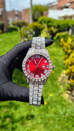 Reloj Plateado con Fondo Rojo