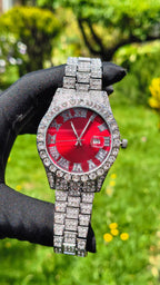 Reloj Plateado con Fondo Rojo